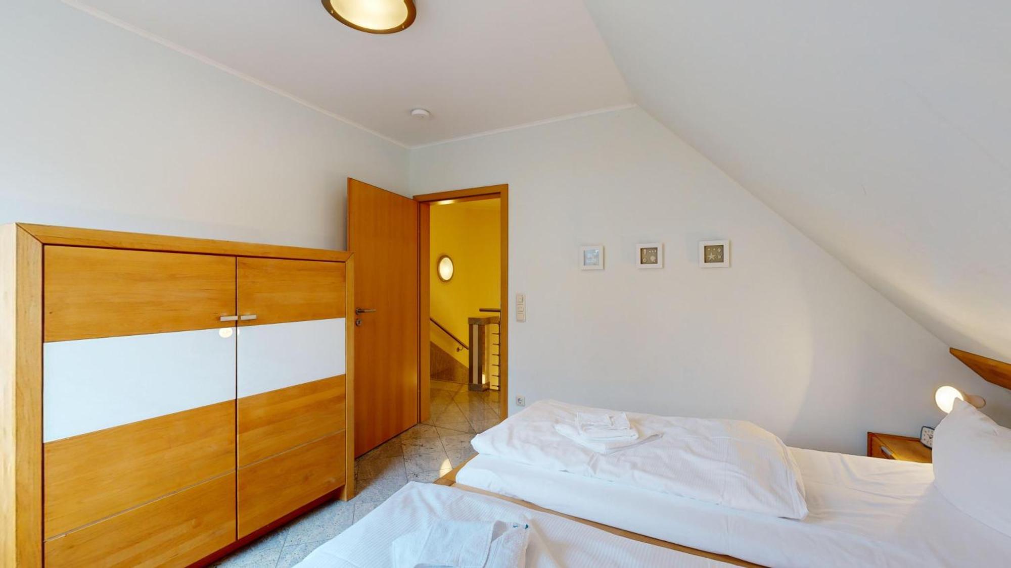 Strandnahes Ferienhaus Mit Terrasse, Strandamsel, ビンツ エクステリア 写真